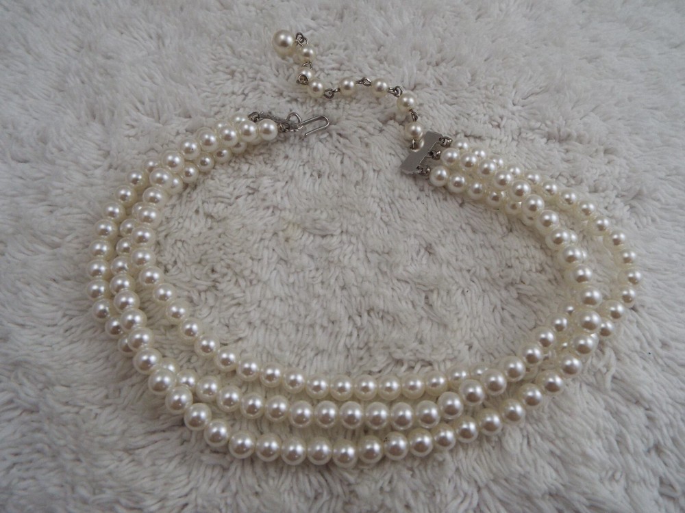 Three Strand White Bead Necklace (K11)