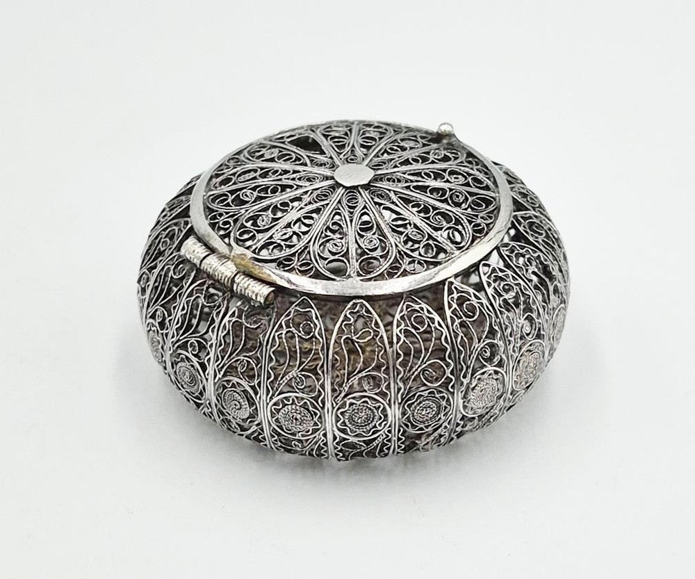 ANTIQUE CONTINENTAL SOLID SILVER FILIGREE TRINKET BOX c1900