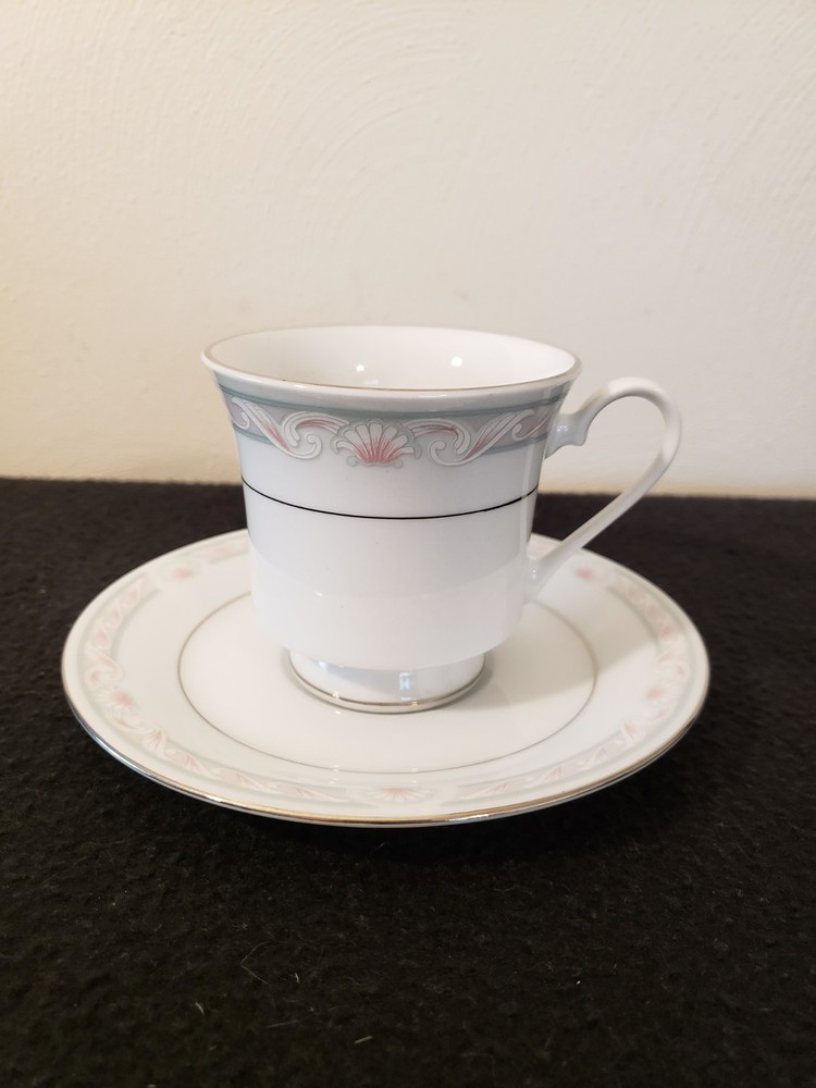 CROWN MING FINE CHINA 5PC. DINNERWARE PLACE SETTING "COQUILLE" PATTERN