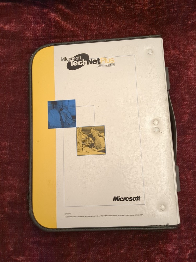 Microsoft Technet Plus DVD/CD BINDER w/Sleeves NO DISCS, NO SOFTWARE
