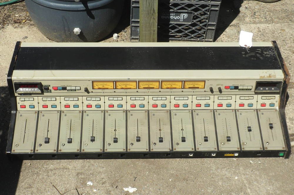 ESE ES-172CMA - Console Mount Clock - from Harris Medalist 12 mixing console