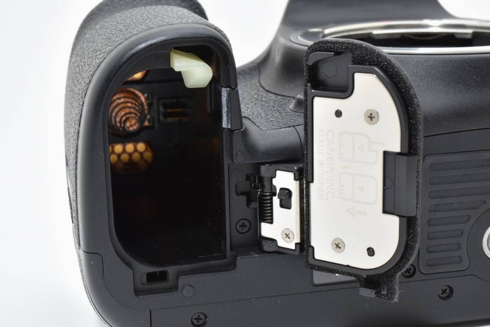 , approximately 8,972 shutter count, Canon EOS 7D Mark II #1555J