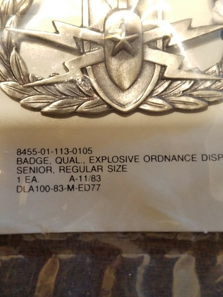 EXPLOSIVE ORDINANCE QUALIFICATION BADGE "1983 ISSUE" ORIGINAL & SEALED!