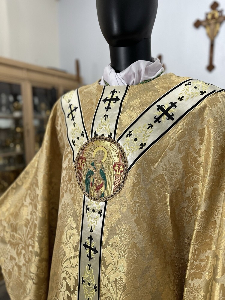 GOLD VESTMENT CHASUBLE & STOLE