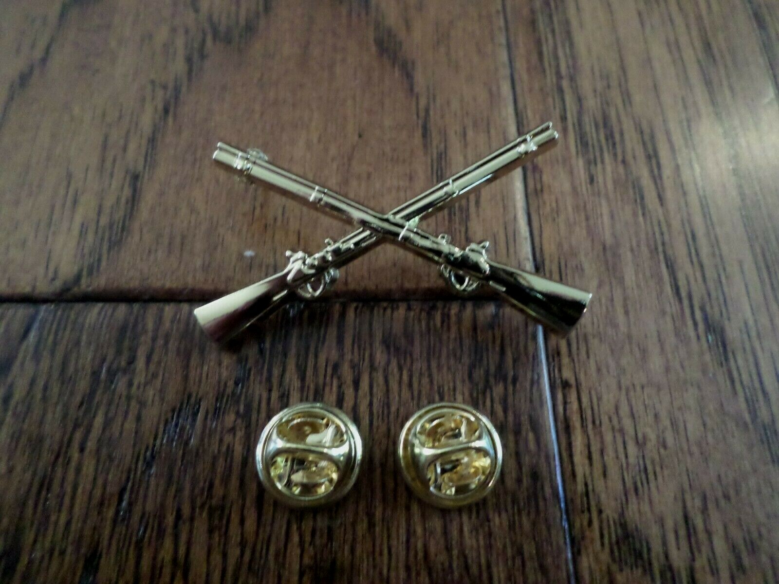U.S MILITARY INFANTRY PIN CROSSED RIFLES METAL HAT LAPEL BADGES 1 3/4 ARMY