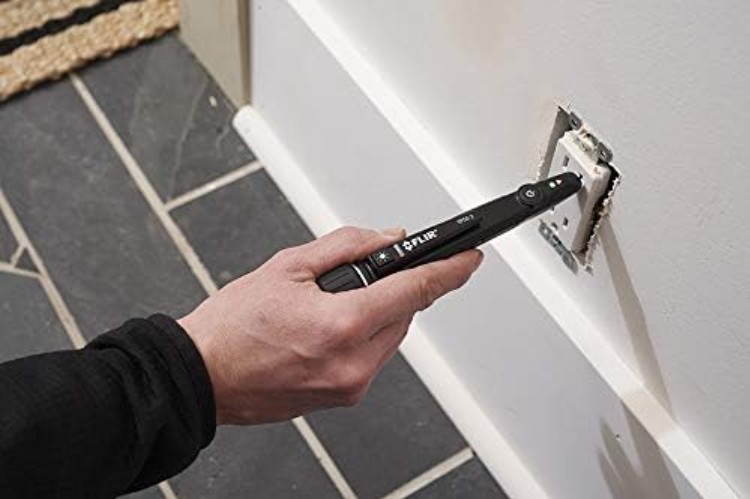 CAT IV Voltage Detector with Light and Beeper Alarms for Safe Electrical Testing