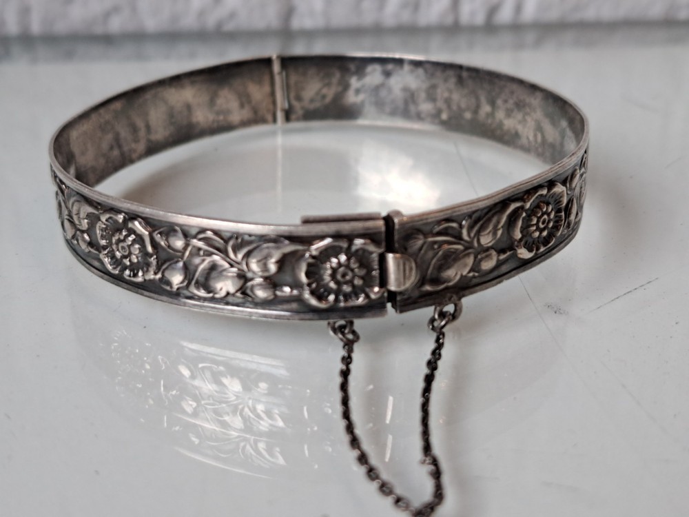 Beautiful Old Bangle, 835 Silver, Flower Relief