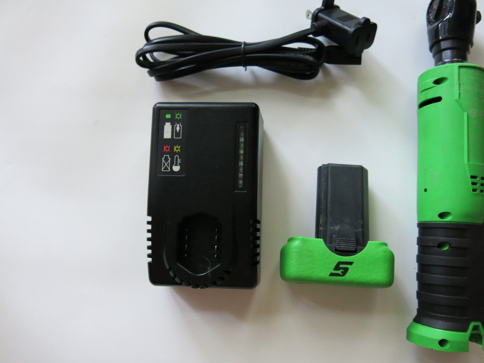 Snap-On CTR861 Green 3/8" 14.4v Cordless Ratchet Battery & Charger Set Nice