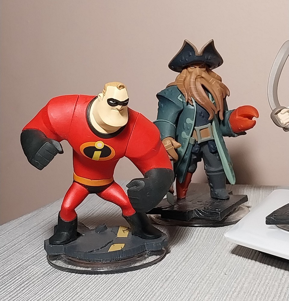 Disney Infinity Figure Lot & Platform