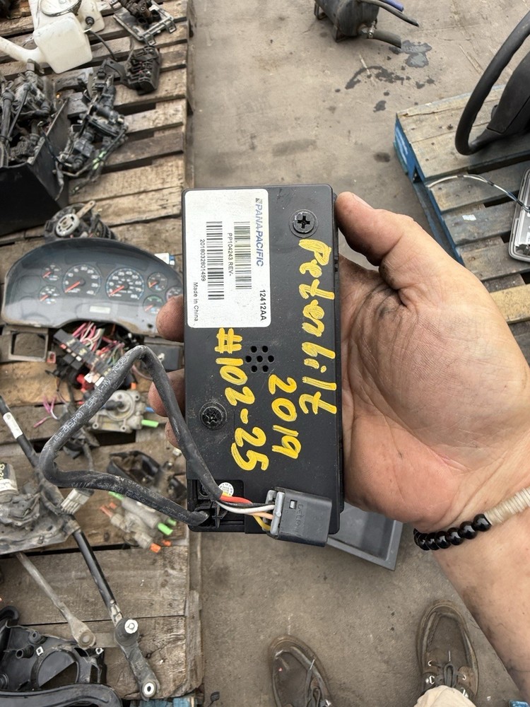 PP104243 PETERBILT ALARM CLOCK DISPLAY PUSH BUTTON