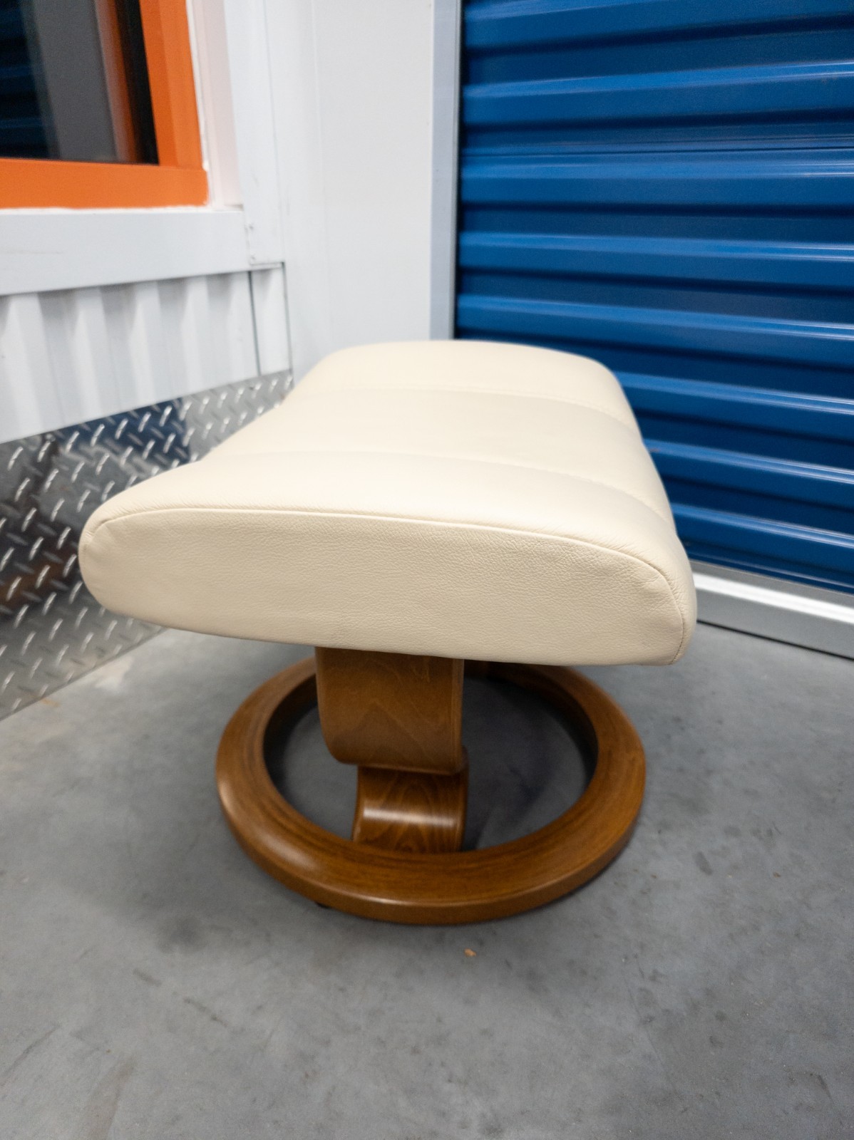 Ekornes Stressless Cream Colored Leather Ottoman | Tilt Function | Teak