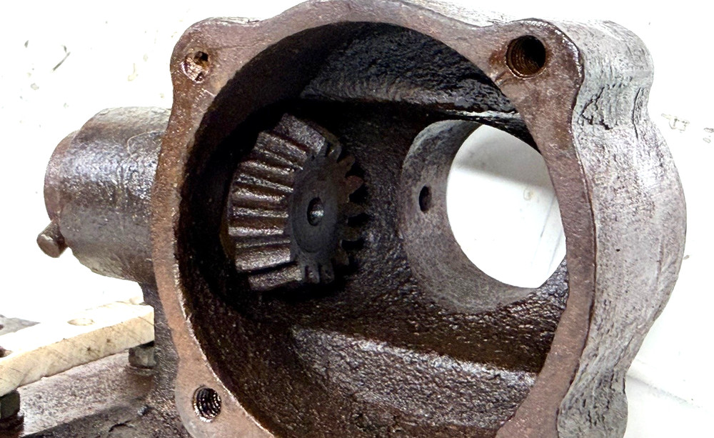 E143 Cast Iron Bracket Gear is Stuck Mounts 2" x 2"