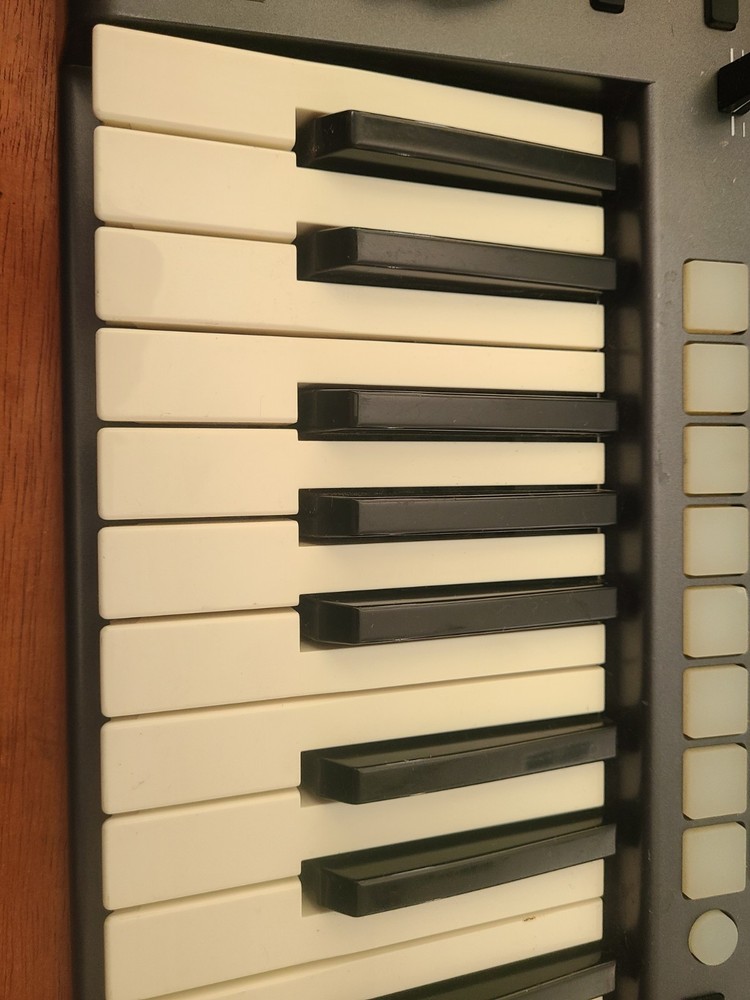 Novation Launchkey 25 MIDI keyboard controller - No Power Cord