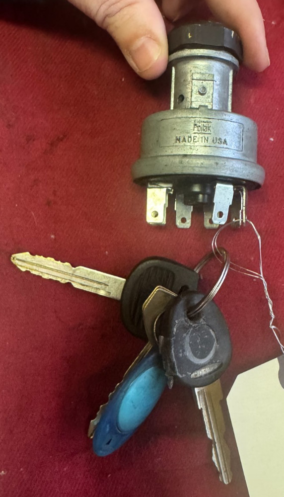 2014 VOLVO 21203310 IGNITION SWITCH WITH KEY