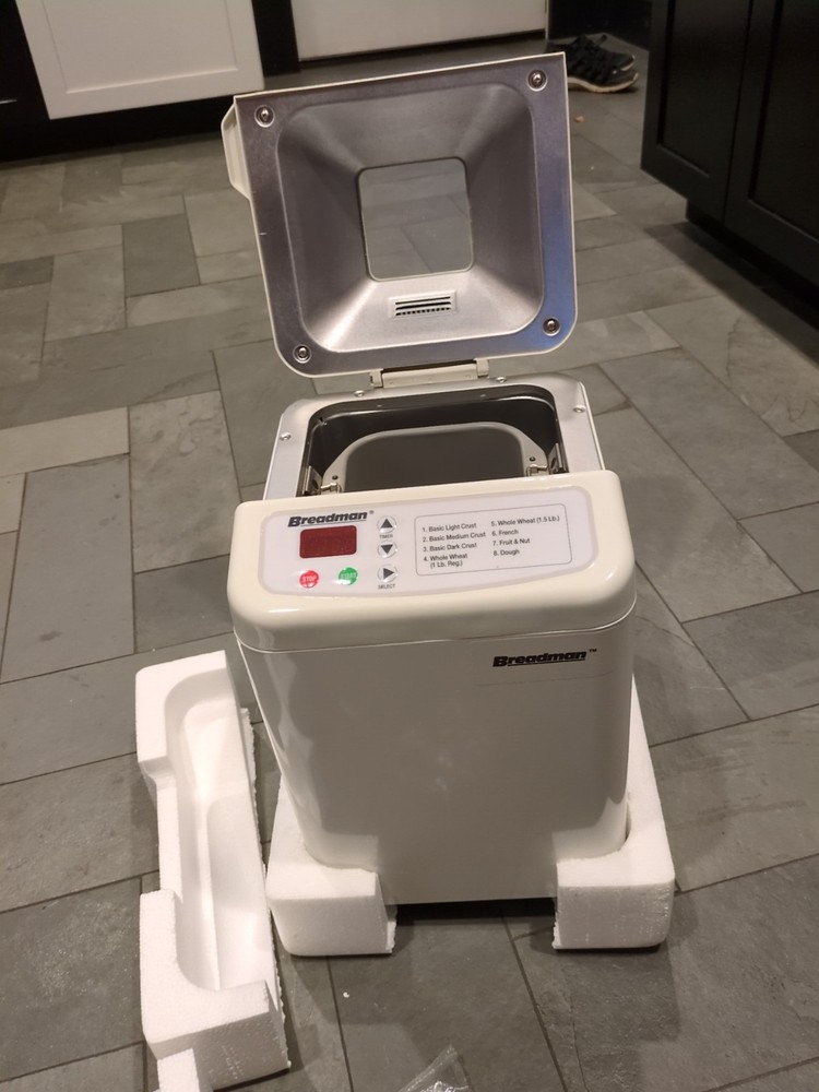 Breadman TR-440 Bread Maker 1.5 Pound Loaf Non Stick