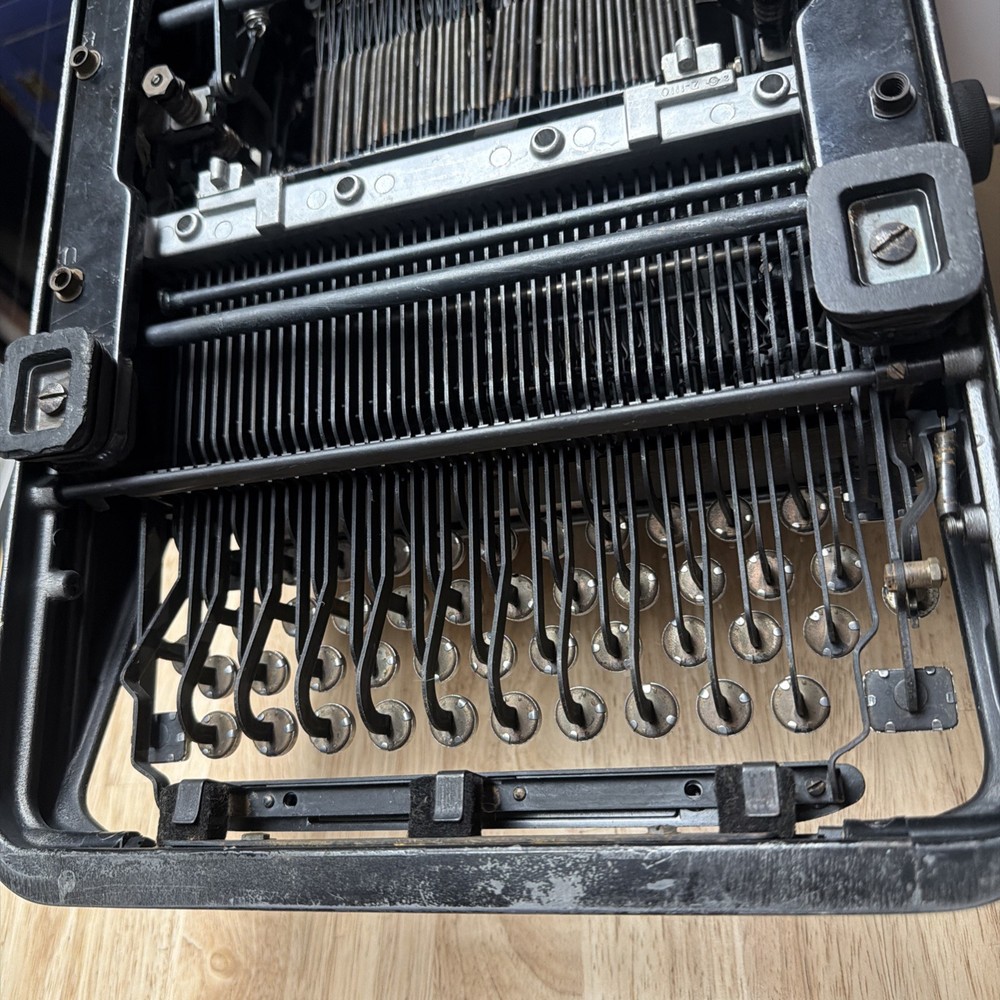 Antique 1940s Royal KMM Magic Margin Typewriter