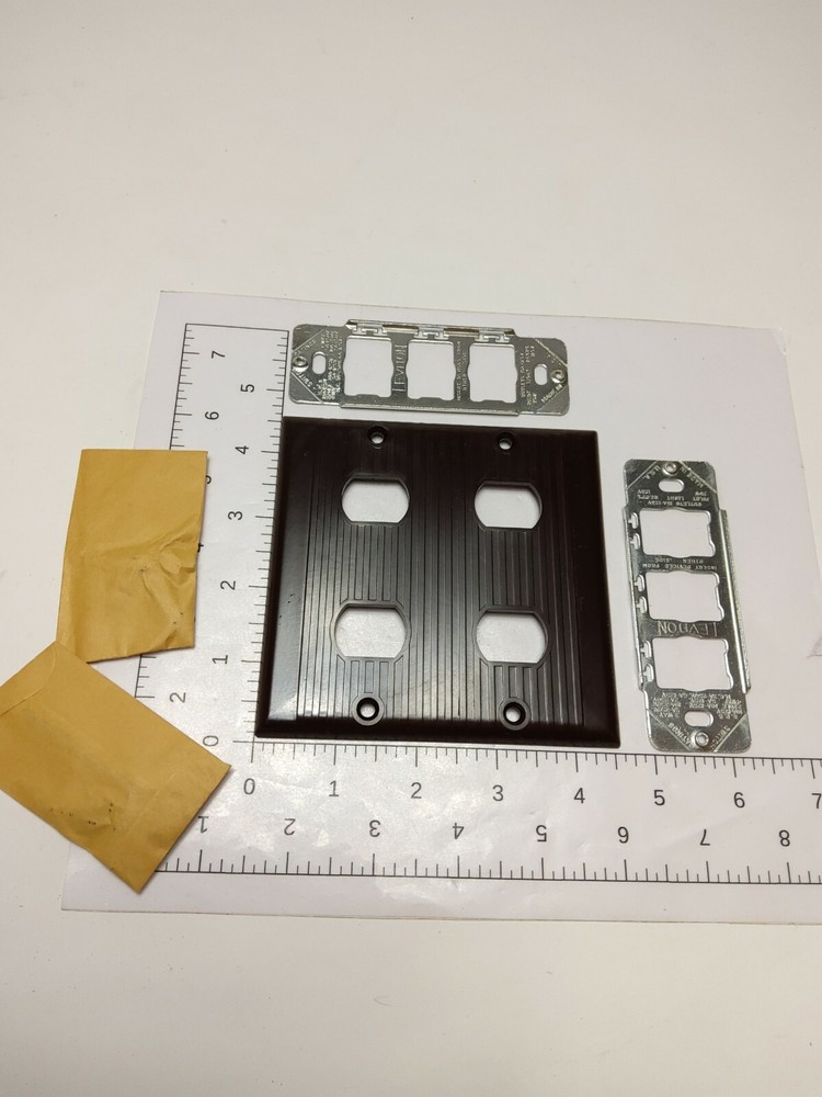 VINTAGE LEVITON BAKELITE DESPARD WALL PLATE (NOS)