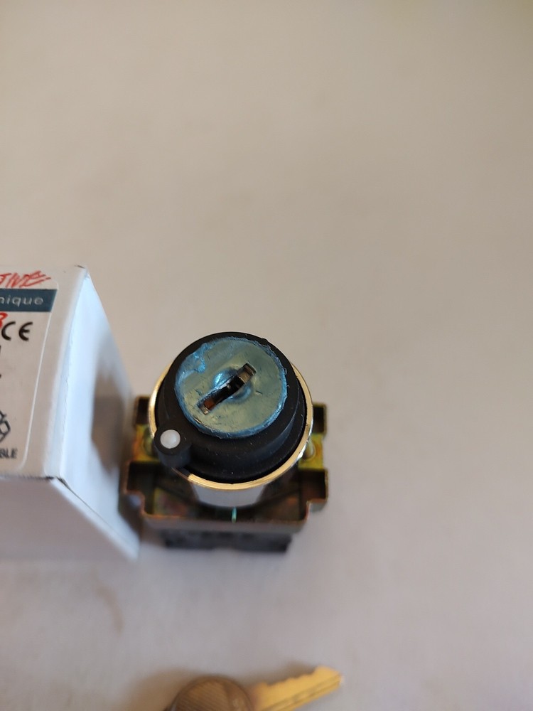 XB2-BG33 Maintained Key 2N/O Select Selector Switch 3-Positions Captive