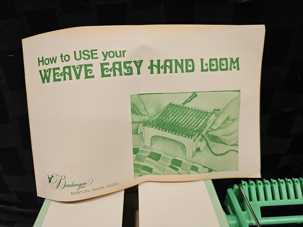 Vintage WEAVE EASY HAND LOOM with Needle, Instructions and box