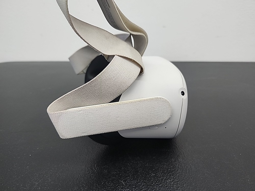 Meta Oculus Quest 2 128GB Standalone VR Headset - White (Damaged Headstrap)