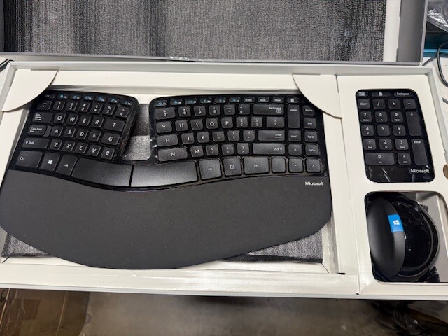 Microsoft Sculpt Ergonomic Wireless Desktop Keyboard & Wireless Mouse (READ)