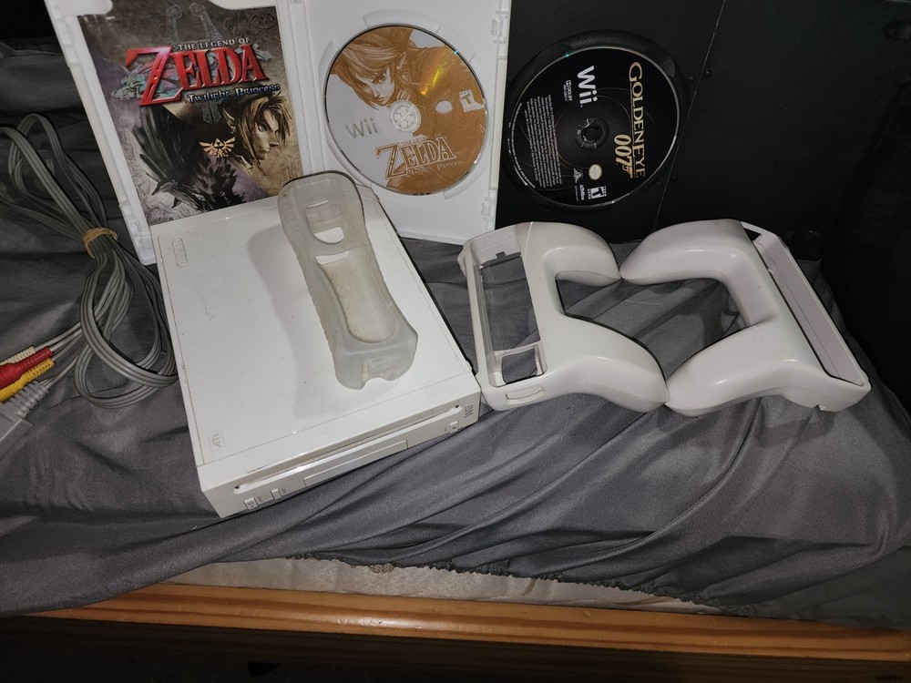 Nintendo Wii 2 Games and extras