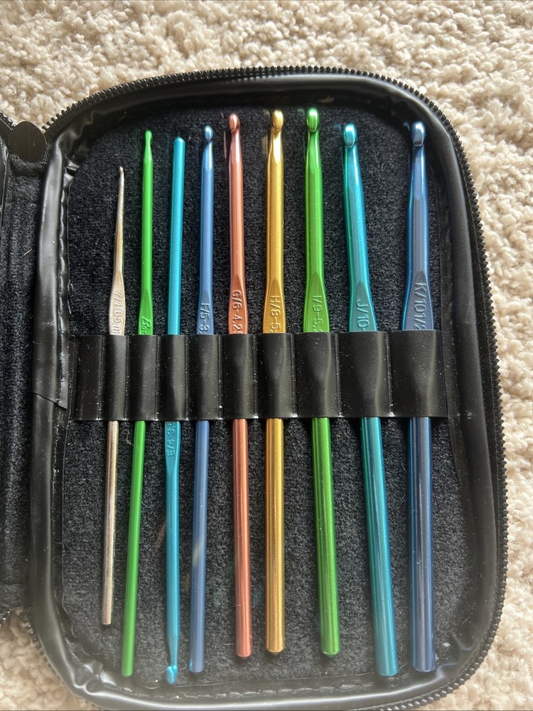 Boye Crochet Hooks Set W/ Hot Pink Case Partial Set