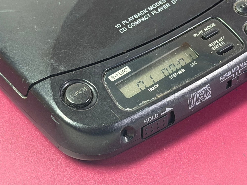 Sony Discman D-121 Portable CD Player Megabass 1bit DAC 10 Playback Modes