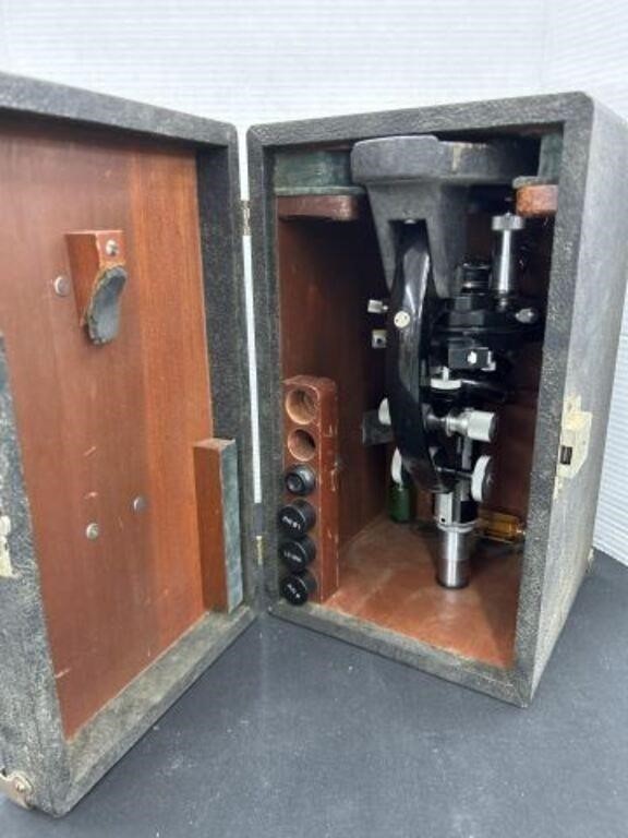 VINTAGE WWII WINKEL ZEISS GOTTINGEN MICROSCOPE with HARD CASE & PARTS