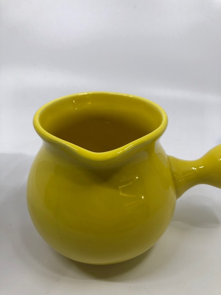 YELLOW CERAMIC SYRUP PITCHER.