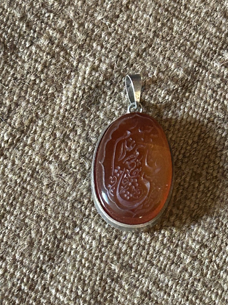 MIDDLE EASTERN ISLAMIC LARGE AGATE CARVED ARABIC CALLIGRAPHY SILVER PENDANT