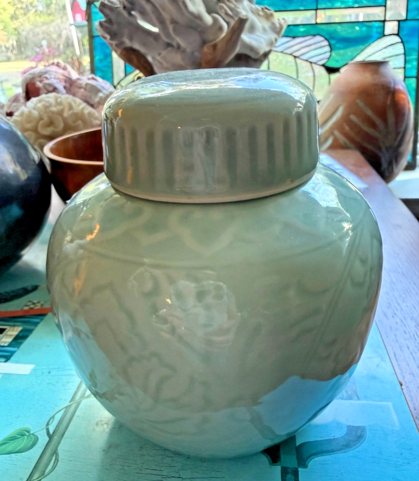 Vtg CHINESE CELADON GREEN PORCELAIN GINGER JAR & LID LOTUS FLOWERS 5.75”T X5”W