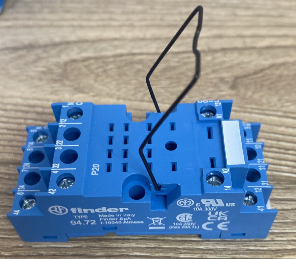 10 Ea. - FINDER 94.72 Relay Base Socket & 94.71 Retaining Clip