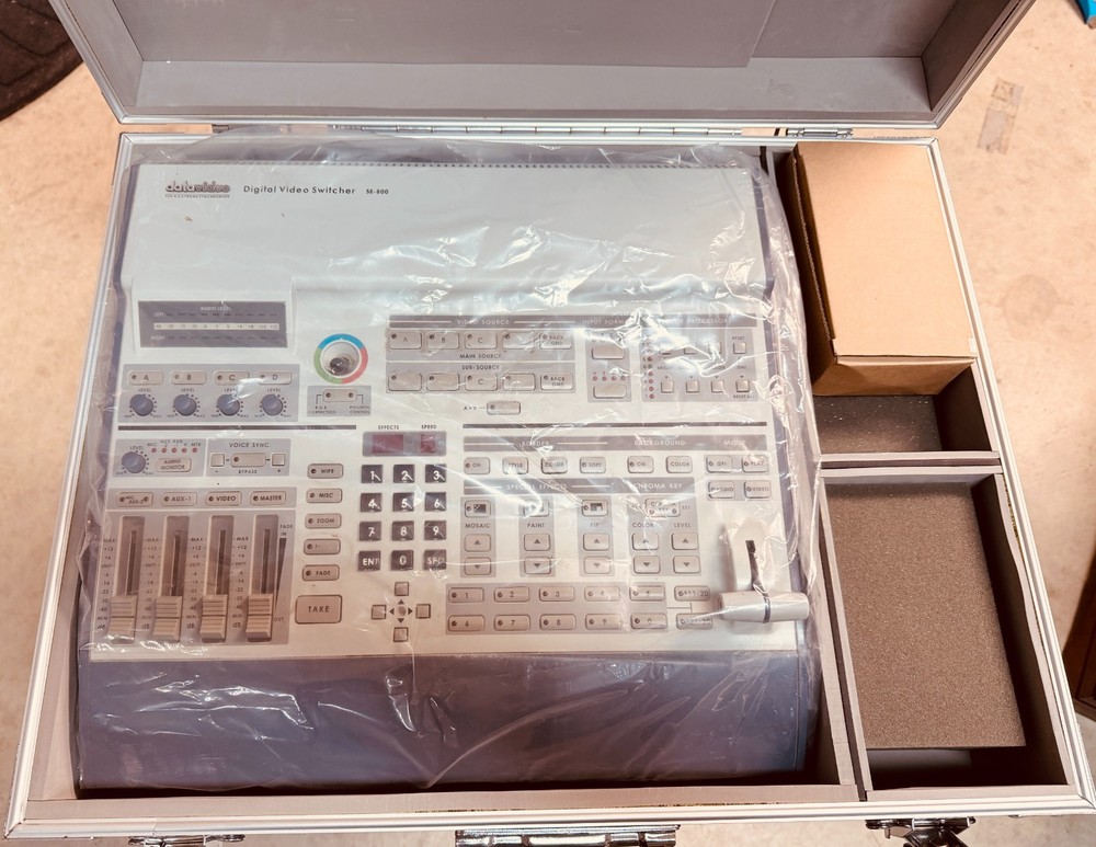 Data Video SE-800 Digital Video Switcher 4 Channel With Case