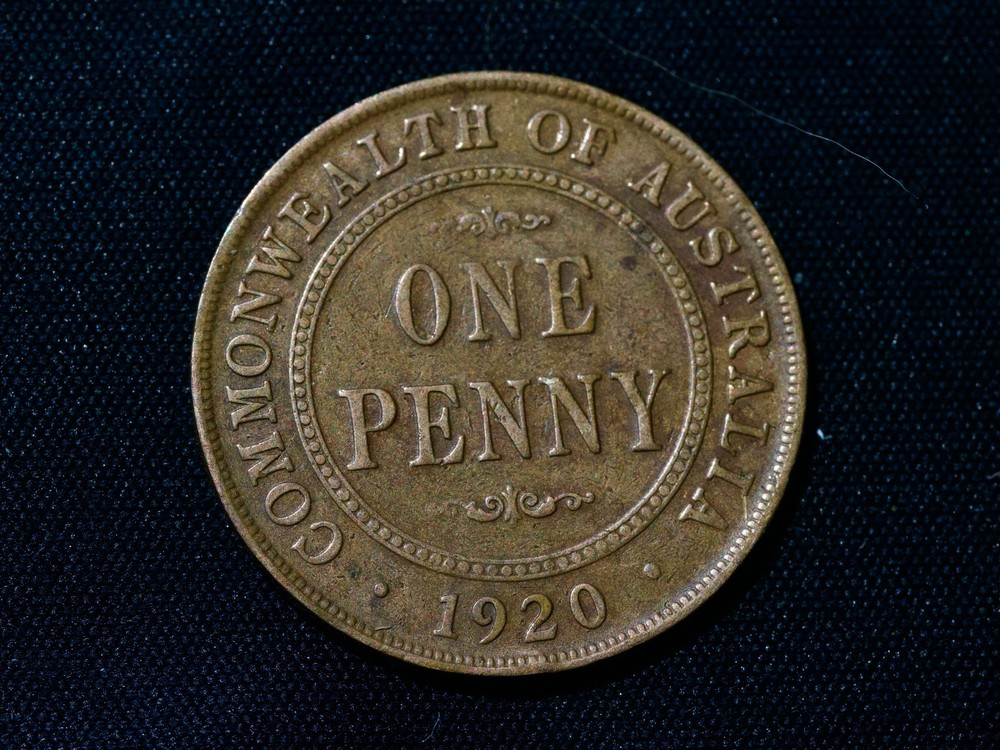 Australia 1920 penny dot above top and under bottom  scroll