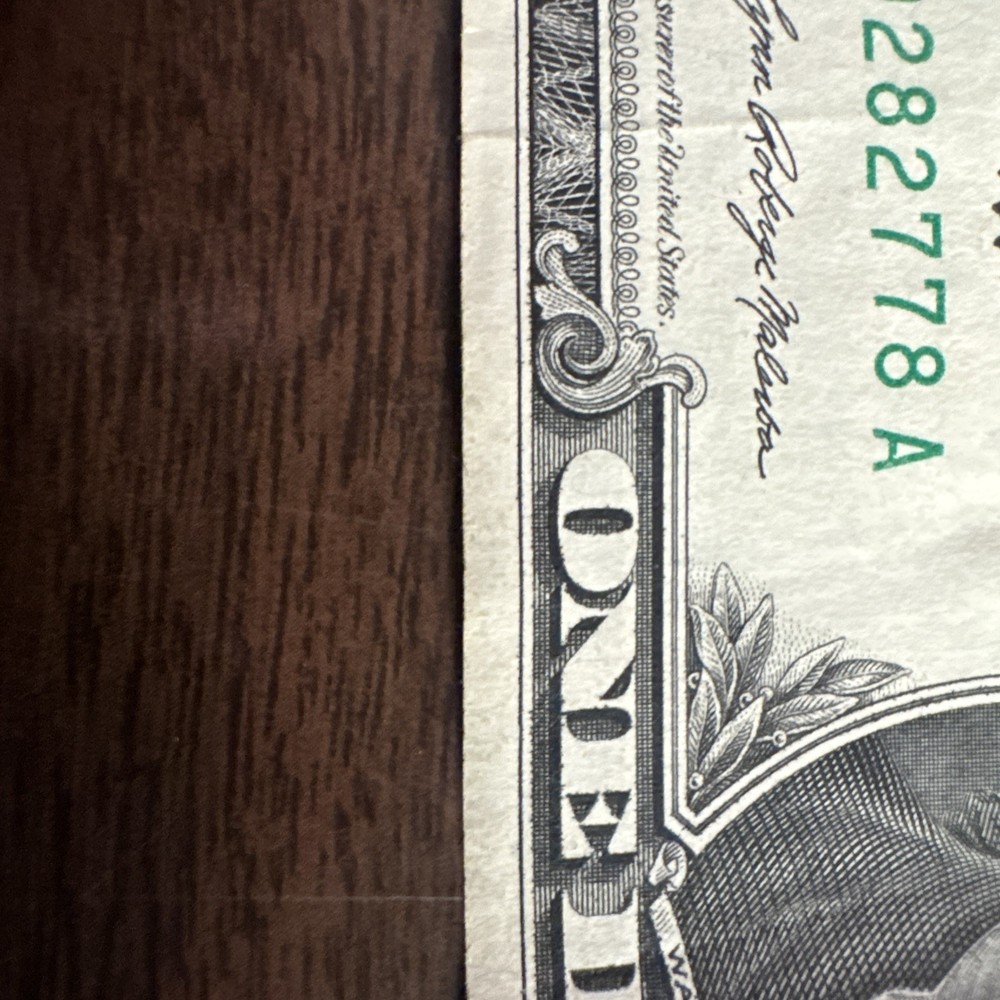 2001 $1 Federal Reserve Note misalignment top and bottom.