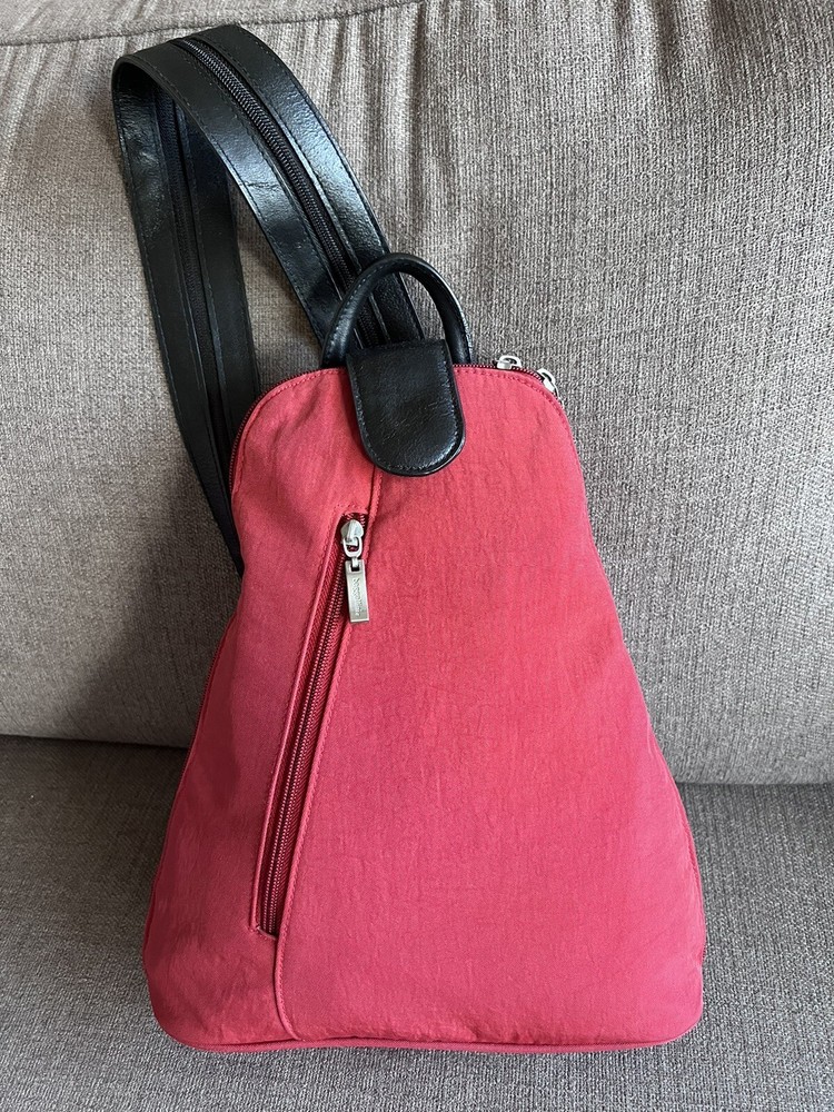 Baggallini Metro Convertible Backpack Nylon Rusty Red. Clean Inside/out