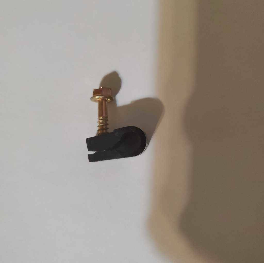 Bag of Coax Single Screw Clips Black Gold Rg6 Cable New 100 qty