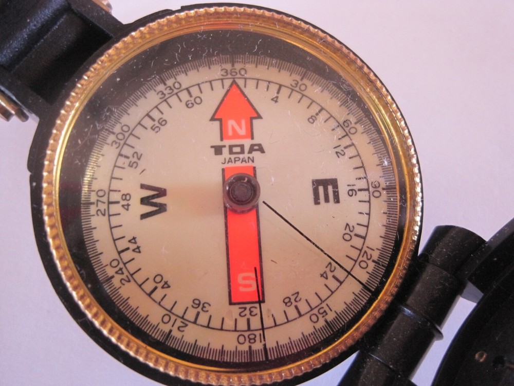TOA Japan Compass in Plastic Case 2" Across
