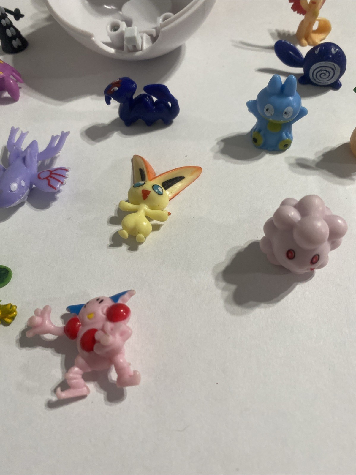 Pokémon Vintage Gumball Machine Toys Lot