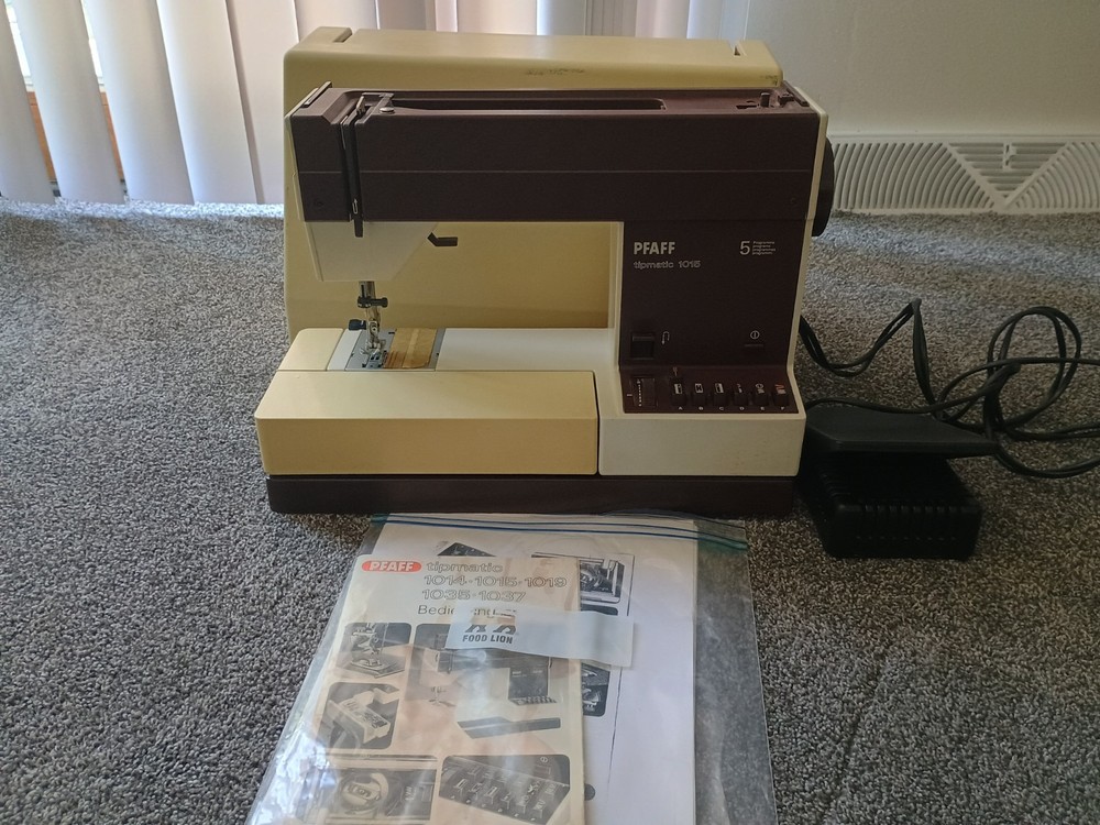 PFAFF 1015 TIPMATIC Sewing Machine Vintage