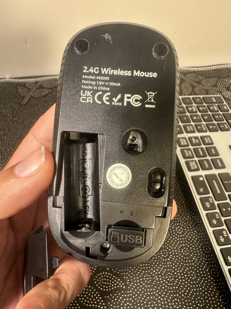 Premium slim layout with number pad + USB dongles – includes charging cable