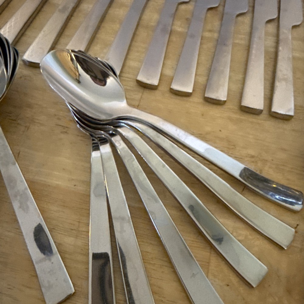 58 PC. GOURMET SETTINGS CAMI PATTERN GLOSSY STAINLESS FLATWARE SET.