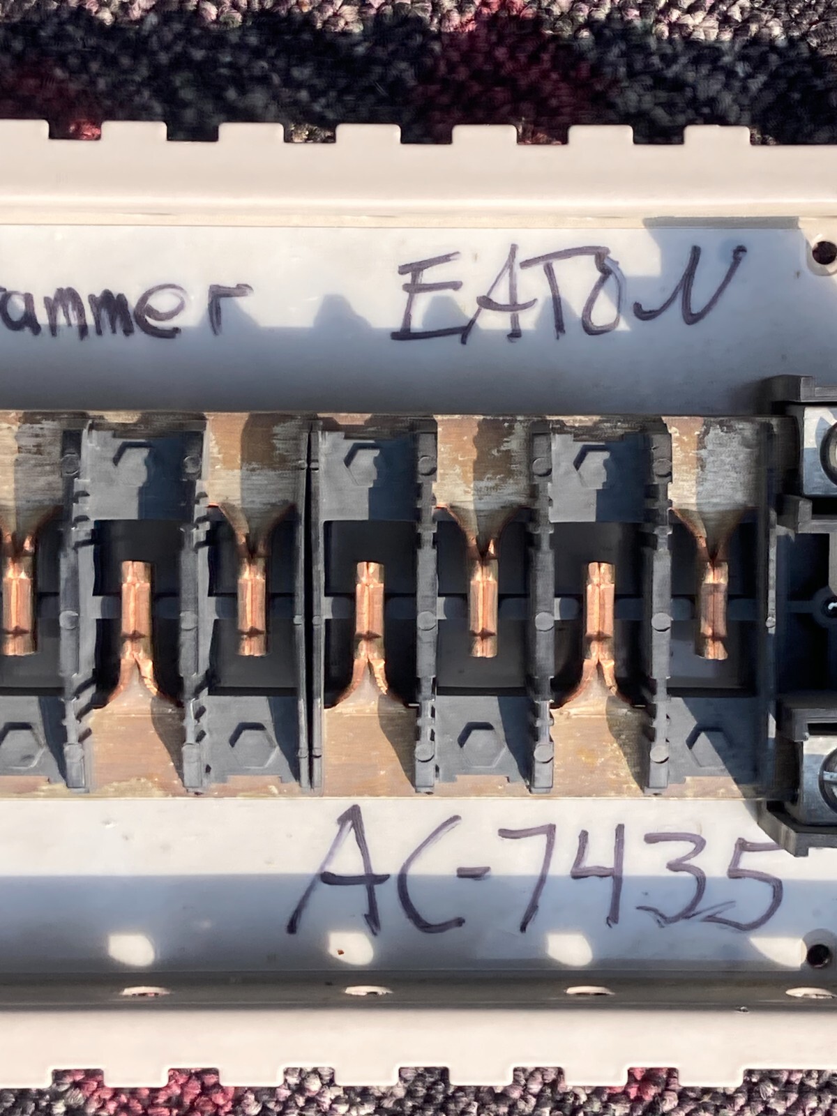 EATON CUTLER HAMMER AC-7435 24 CIRCUIT PANEL BUS GUTS CTL PANELBOARD C-2738