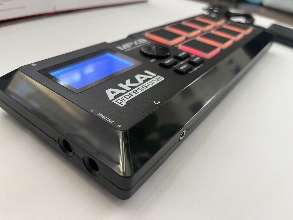 Akai Professional MPX8 MOBILE SD SAMPLE PLAYER 8 Pad Controller MIDI TRS Jack