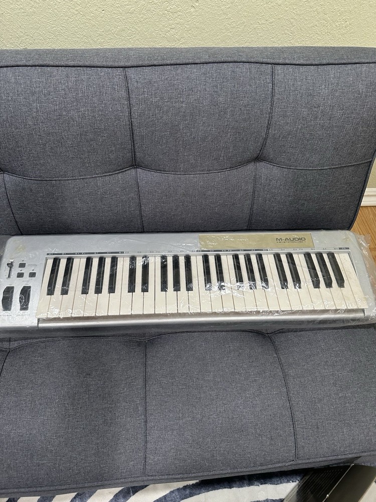 M-Audio Keystation 49e 49-Key USB MIDI Keyboard Controller Pitch Modulation