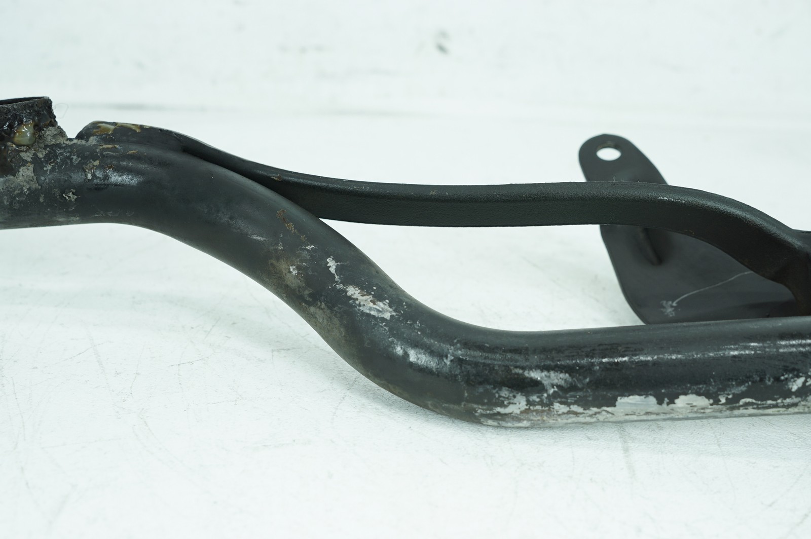 09 Harley Sportster XL1200C OEM Exhaust Muffler Interconnect Bracket Support Bar