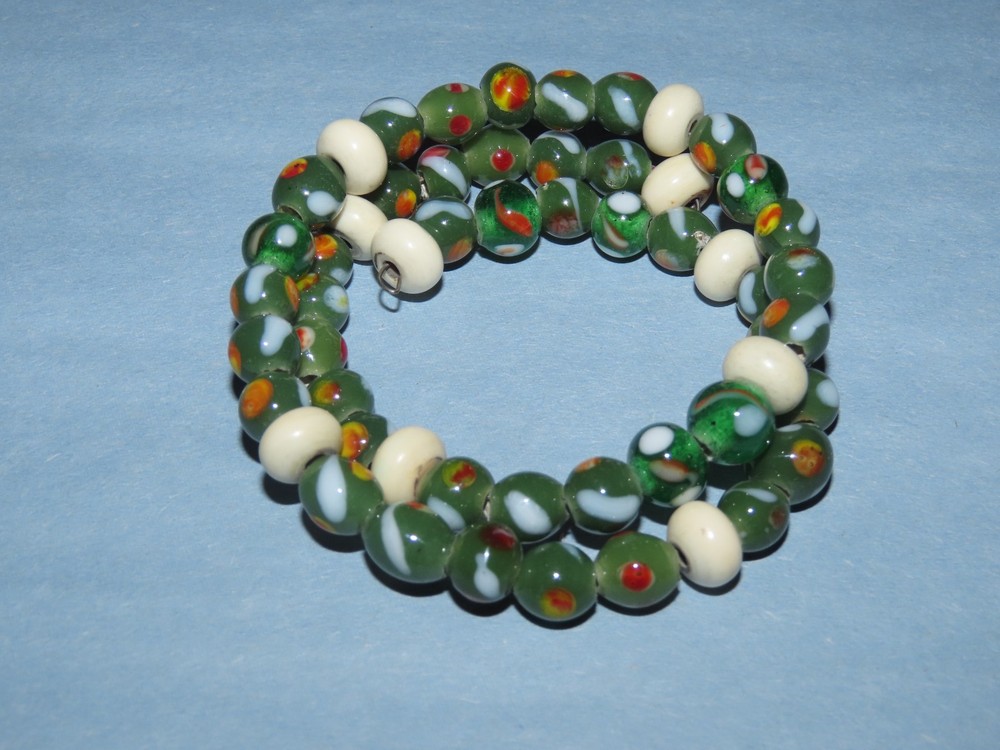 1940s JAVA HANDMADE BRACELET GLASS BEADS WHITE SPACERS MEMORY WIRE SIZE ADJ