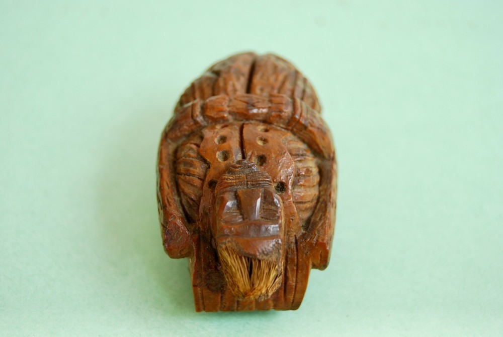 ANTIQUE COQUILLA SNUFF BOX