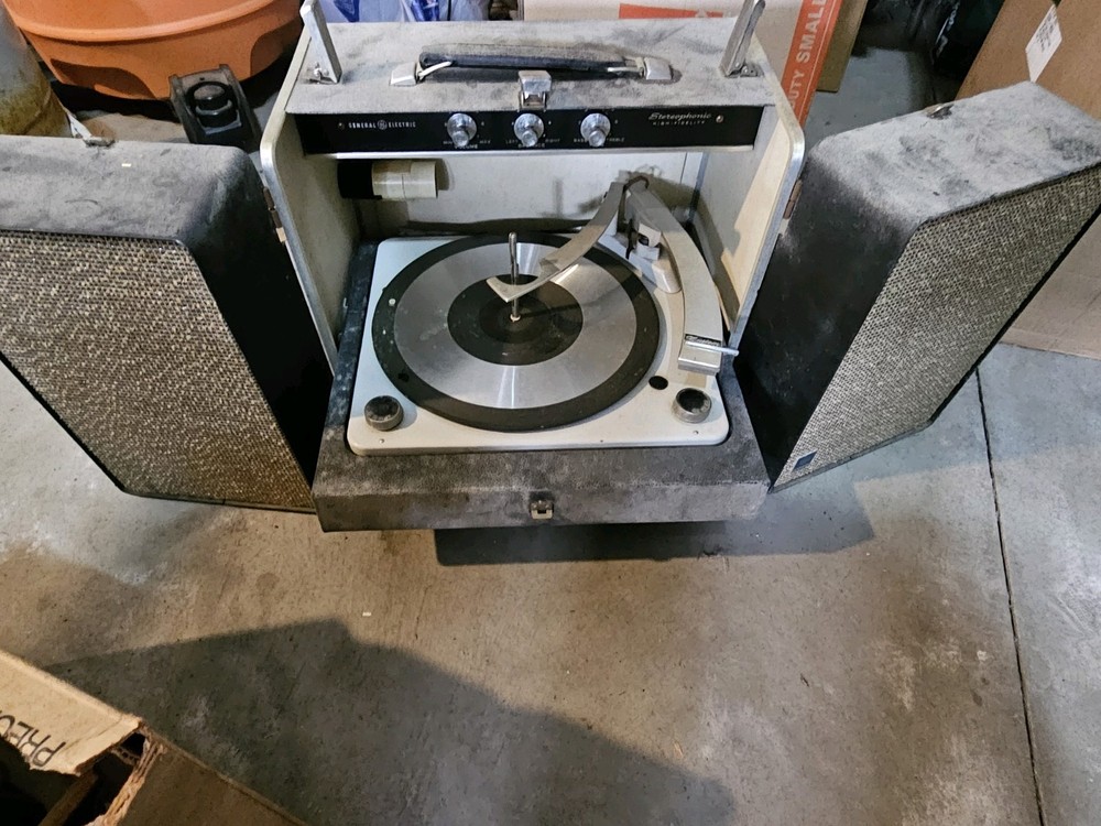 GE Model RP 1570a Compact Stereo Custom Portable Turntable- Untested